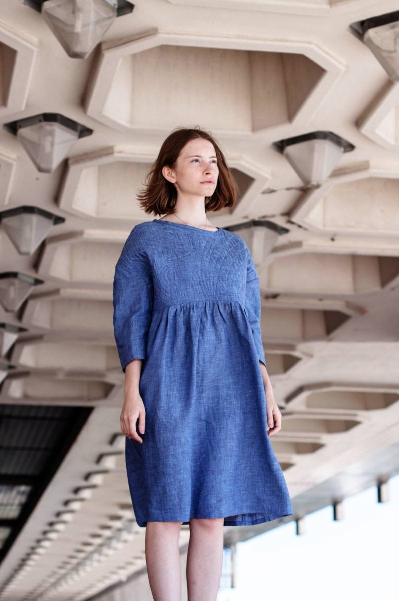 Damen Leinenkleid Mit Gesteppter Passe, Hellblau, Kornblumenblau, Jeansblau, Oversized Sommerkleid, Designerkleidung von DALEKO