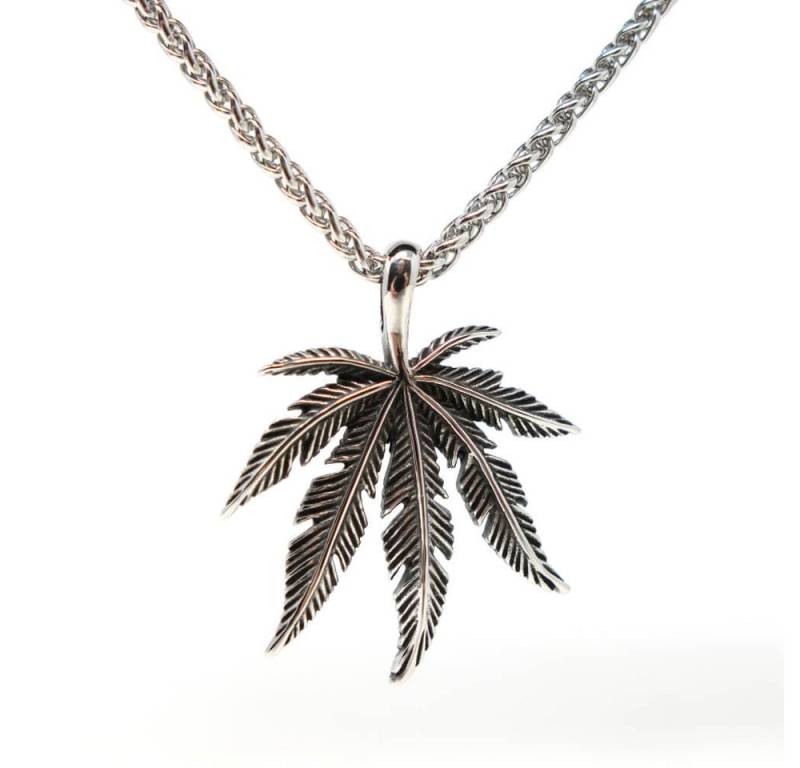 DALMARO Kette mit Anhänger Lederkette Edelstahlkette 316L CANNABIS, Herren Halskette Biker / Wikinger Kette - Schmuckbox von DALMARO