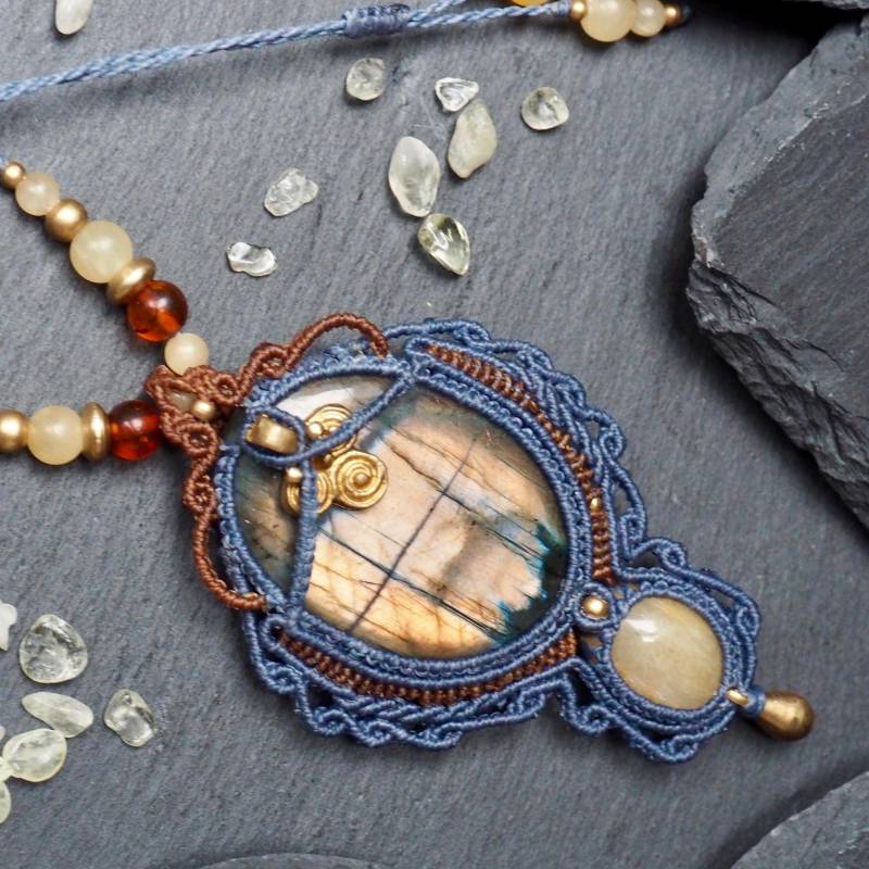 Blau Braune Makramee Halskette Mit Goldenem Labradorit Und Gelbem Quarz, Boho Schmuck Messing Charme, Handgemachtes Geschenk Edelsteinen von DAMACRA