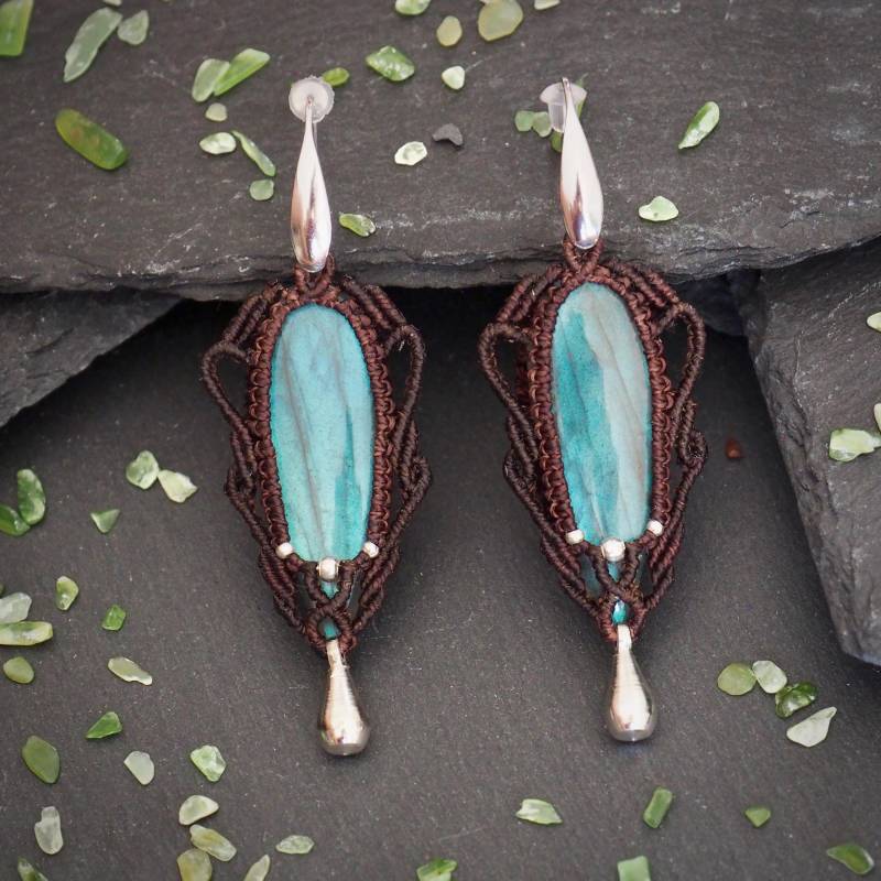 Blauer Labradorit Micro Makramee Ohrringe | Boho Kristall Schmuck Handgefertigte Statement Ohrschmuck Braun Blau Silber Blauer Labradorit Micro Makramee Ohrringe | Boho Kristall Schmuck Handgefertigte Statement Ohrschmuck Braun Blau Silber von DAMACRA