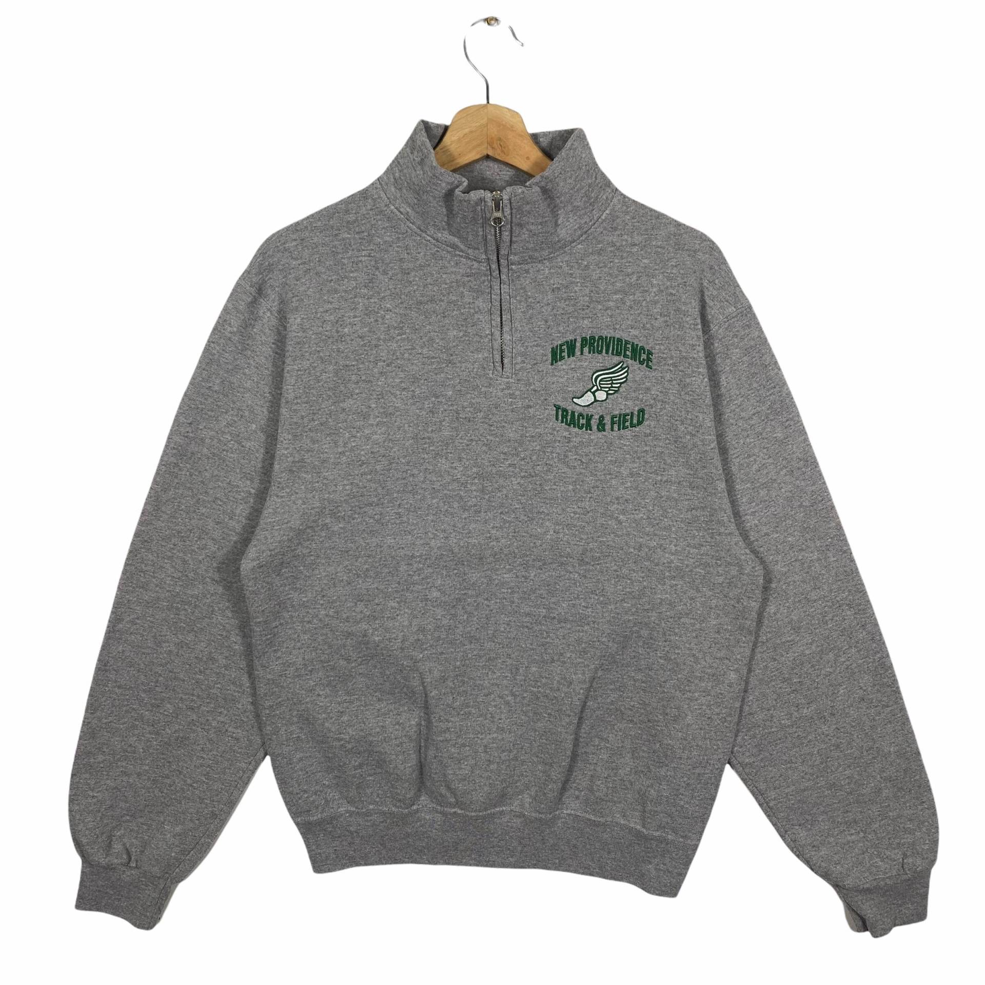 Vintage Neue Vorsehung Track & Field Sweatshirt Half Zip S Größe Grau Farbe von DAMBROWNByDAM