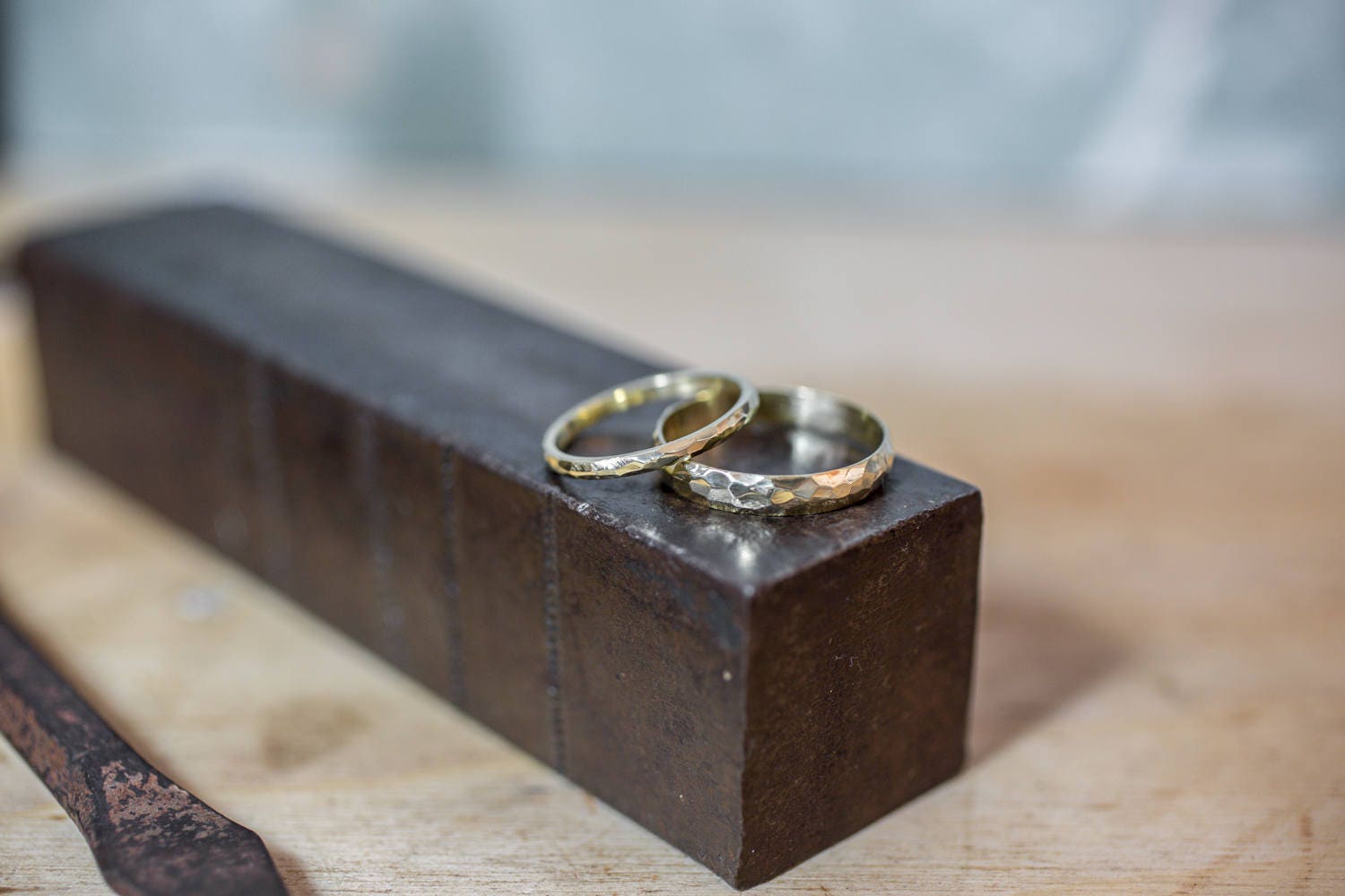 14 K Gold Hammer Ehering, Rustikale Hochzeit Band Frauen von DANAKRESPIJEWELRY