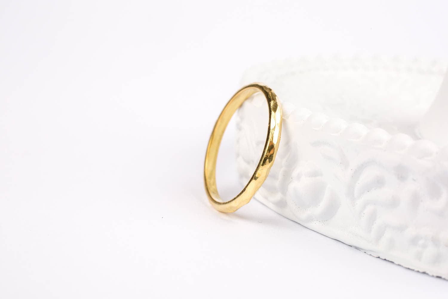 Dünne Gehämmert Ehering, Gold Hochzeit Band Frauen von DANAKRESPIJEWELRY