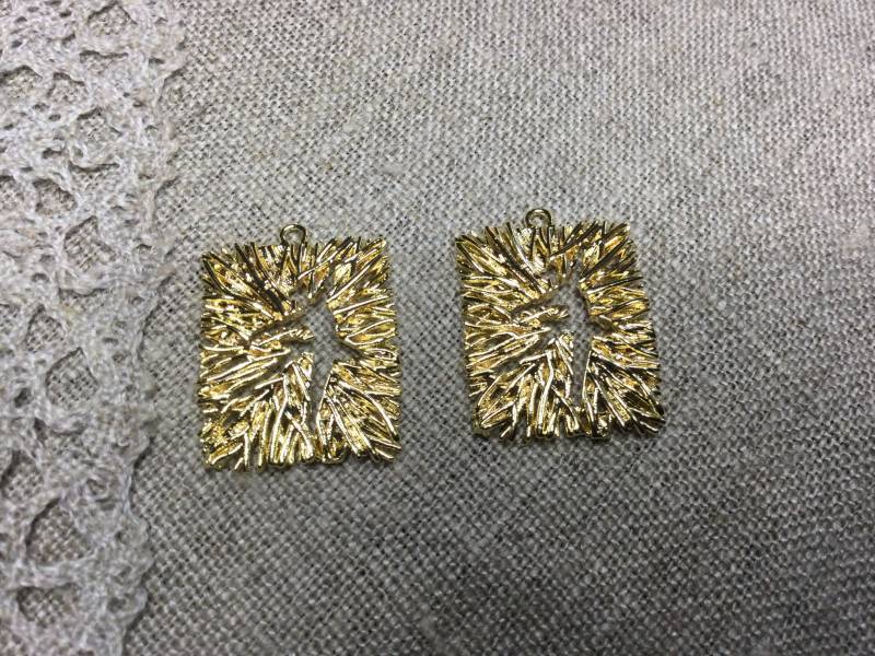 2 Goldene Rechteckige Strukturierte Ballerina Charm Anhänger | 20 X 15 Mm von DANAROSE12