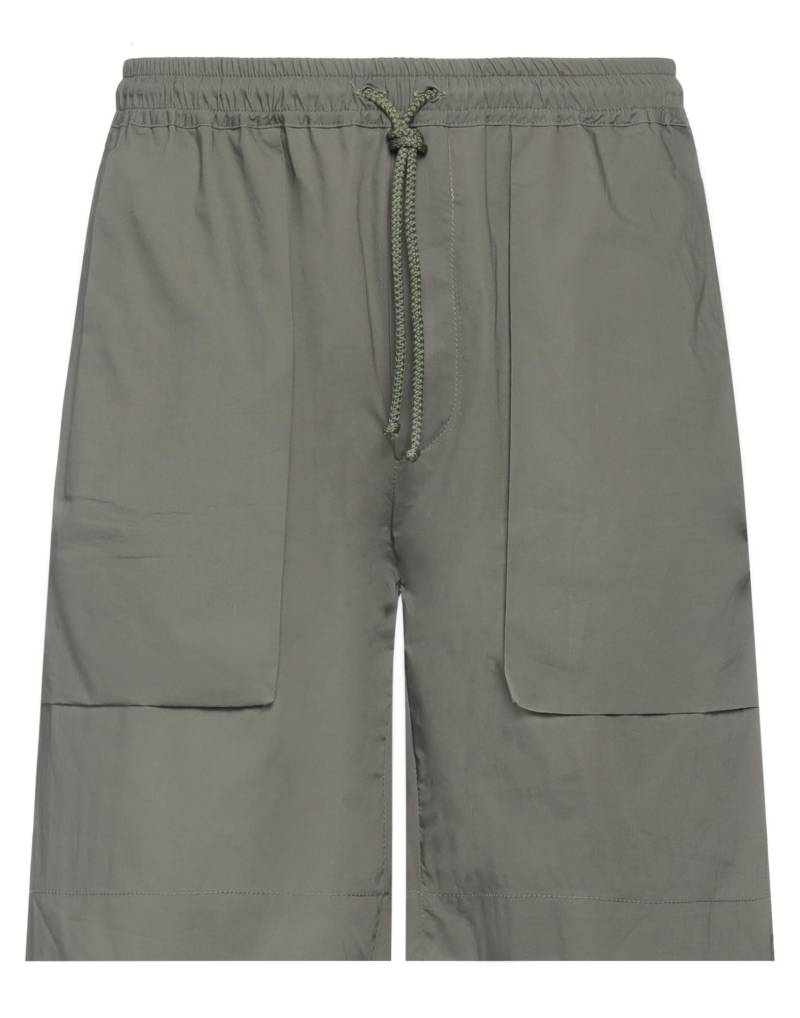 DANIELE ALESSANDRINI HOMME Shorts & Bermudashorts Herren Militärgrün von DANIELE ALESSANDRINI HOMME
