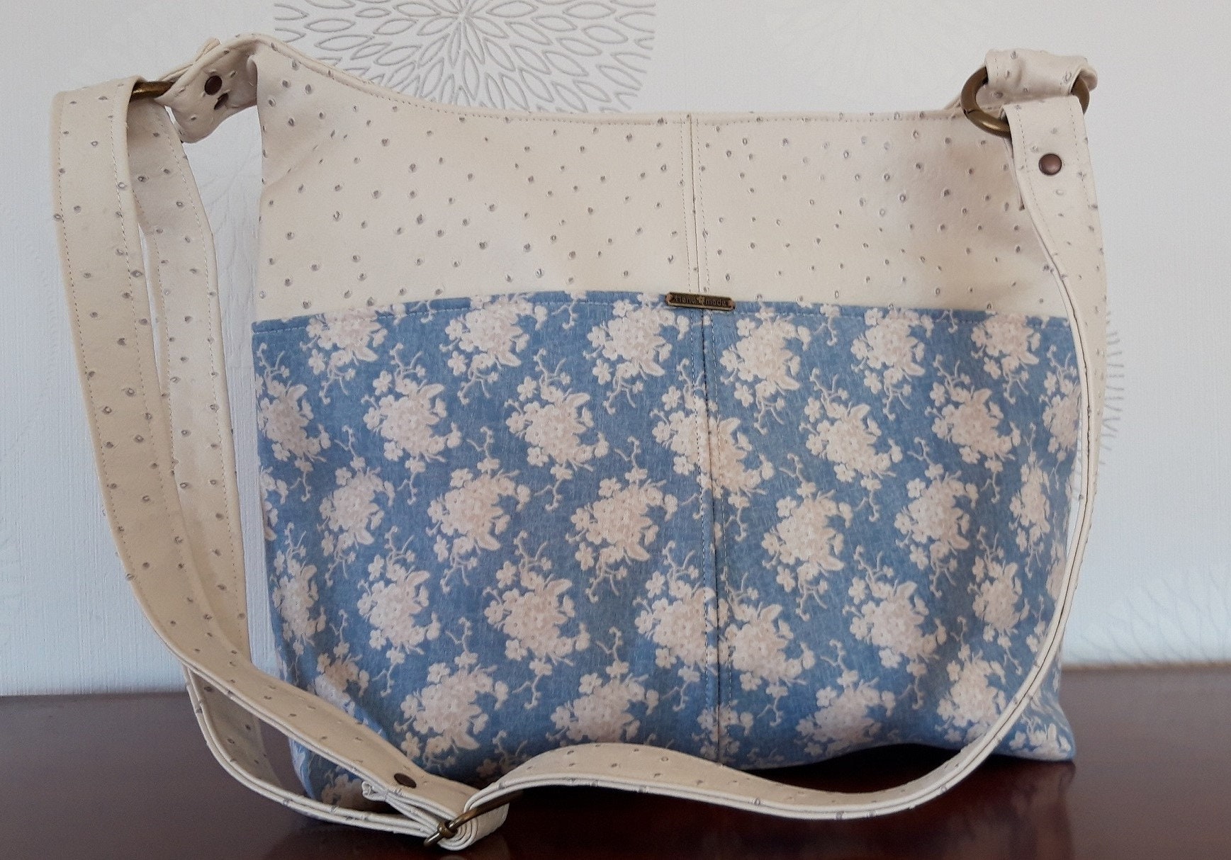 Handtasche, Schulter Getragen, Aus Straußen Blau Und Blau, Ekru, Modell Ring Sling Von Mrs. H Handtasche, Schulter Getragen, Aus Straußen Blau Und Blau, Ekru, Modell Ring Sling Von Mrs. H von DANYCOUDCREATIONS