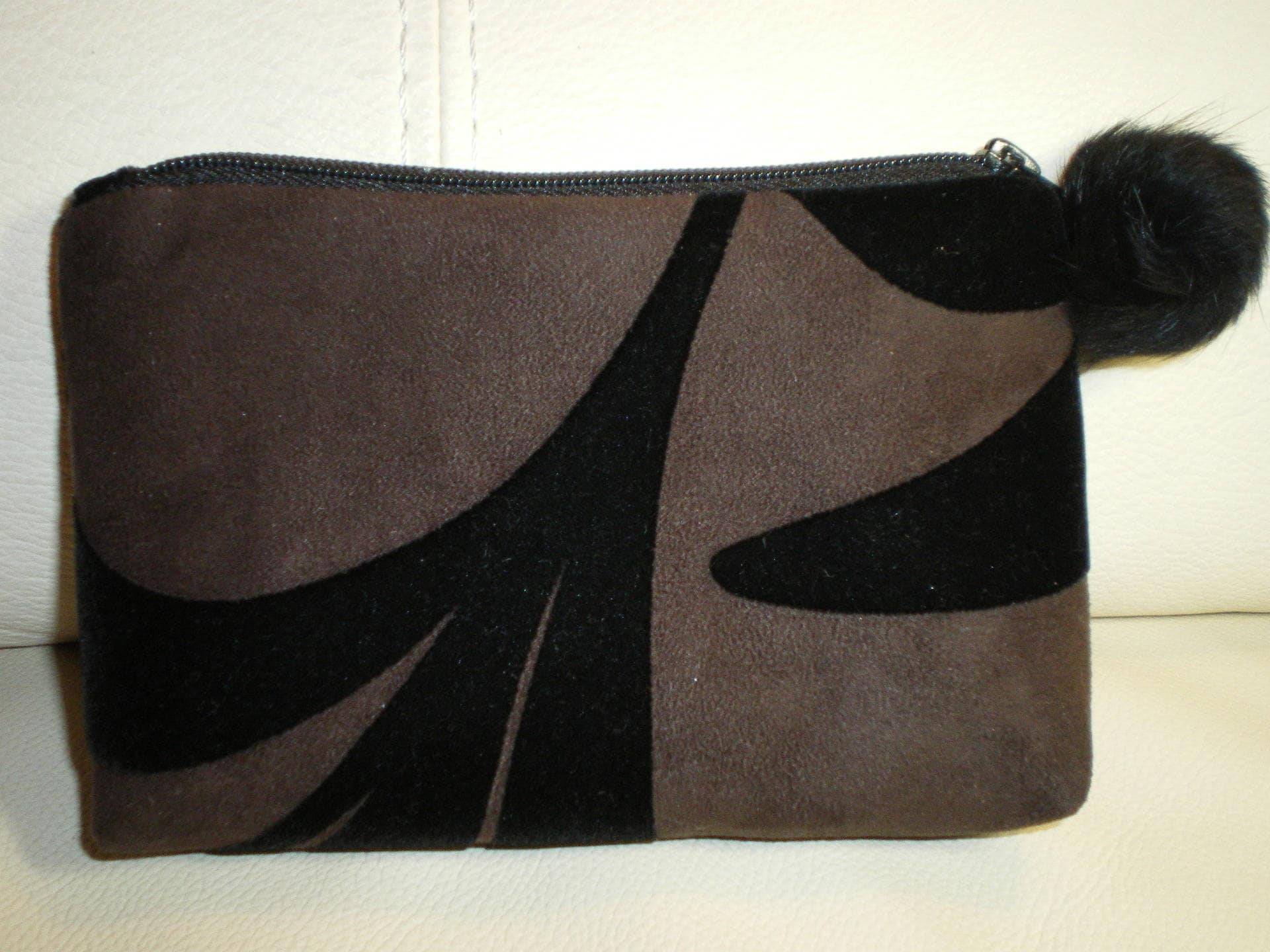 Kleine Schminktasche Aus Braunem Und Schwarzem Veloursleder Samt Kleine Schminktasche Aus Braunem Und Schwarzem Veloursleder Samt von DANYCOUDCREATIONS
