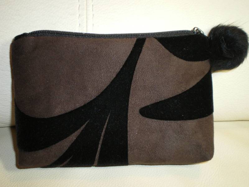Kleine Schminktasche Aus Braunem Und Schwarzem Veloursleder Samt Kleine Schminktasche Aus Braunem Und Schwarzem Veloursleder Samt von DANYCOUDCREATIONS