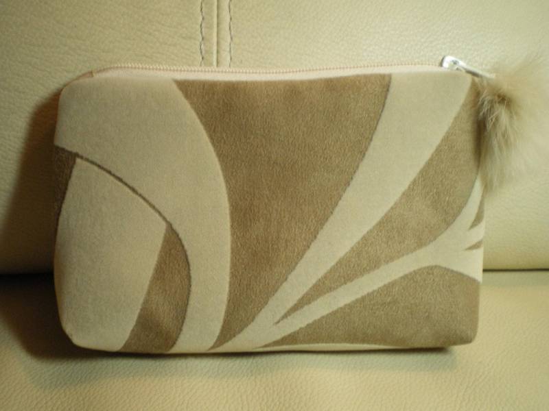 Kleine Schminktasche Aus Veloursleder Und Ecru-Samt Beige Kleine Schminktasche Aus Veloursleder Und Ecru-Samt Beige von DANYCOUDCREATIONS