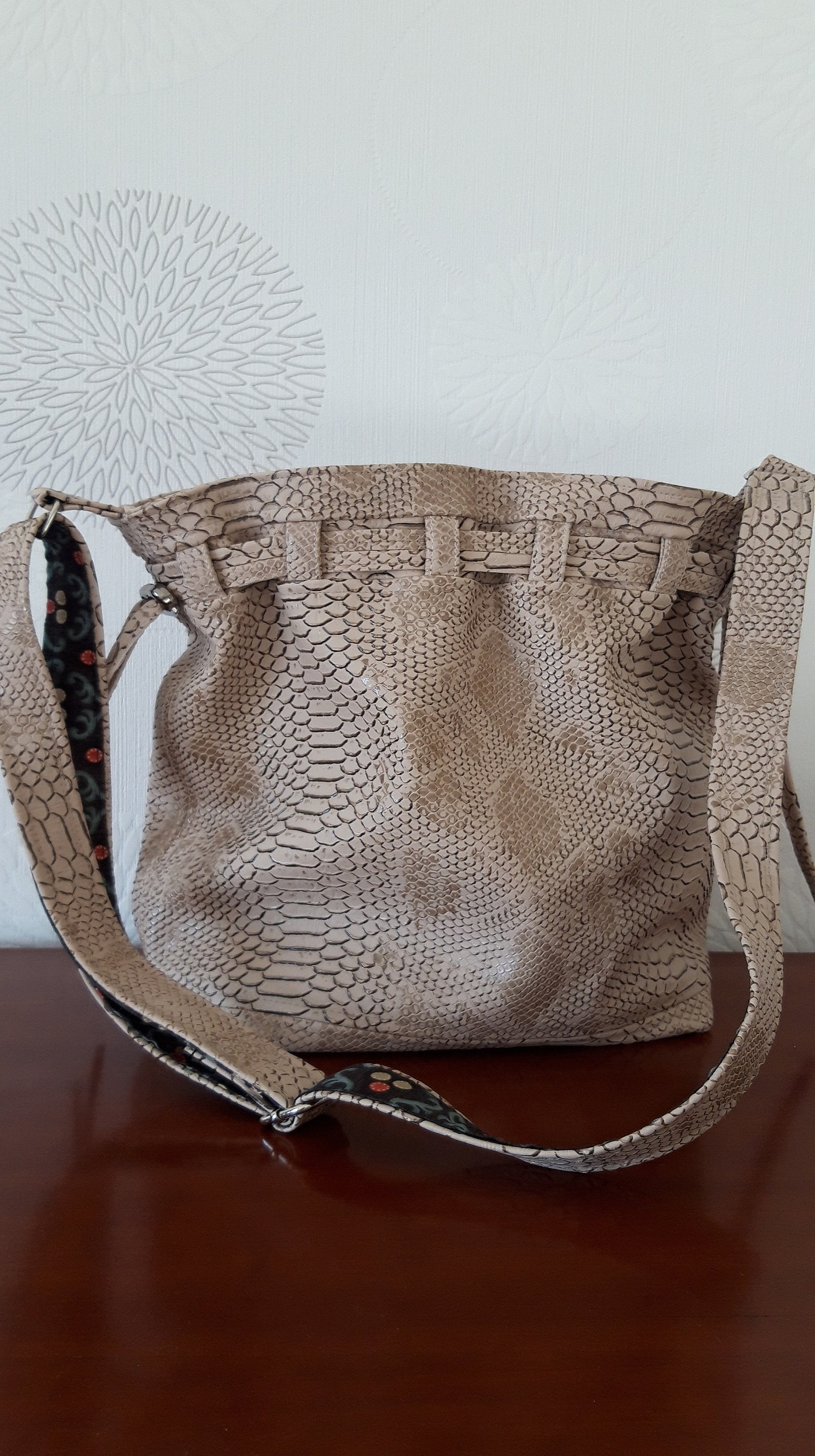 Tasche Eimer, in Beige Art Beige, Handgeformt, Schultergurt Verstellbar, Modell Calypso De Sacôtin Tasche Eimer, in Beige Art Beige, Handgeformt, Schultergurt Verstellbar, Modell Calypso De Sacôtin von DANYCOUDCREATIONS