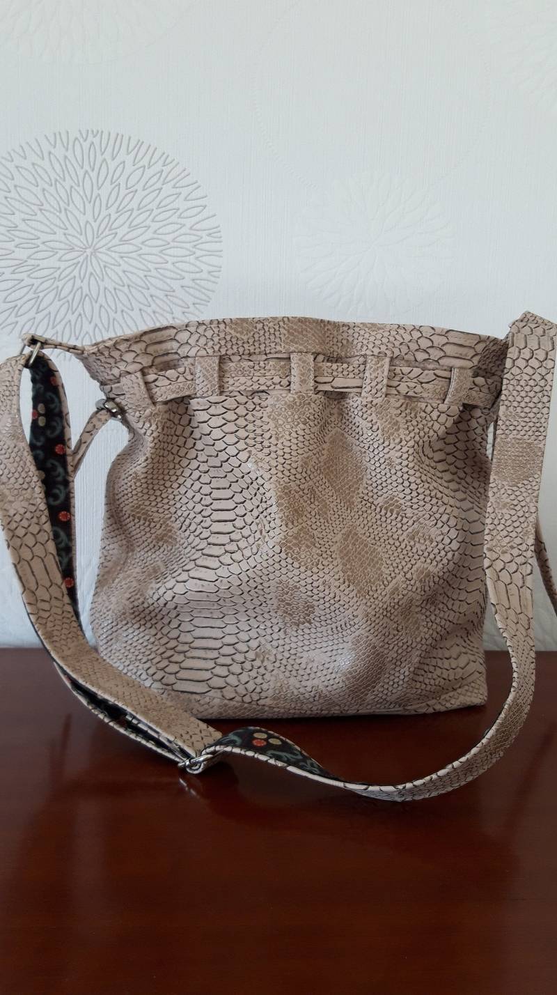 Tasche Eimer, in Beige Art Beige, Handgeformt, Schultergurt Verstellbar, Modell Calypso De Sacôtin von DANYCOUDCREATIONS