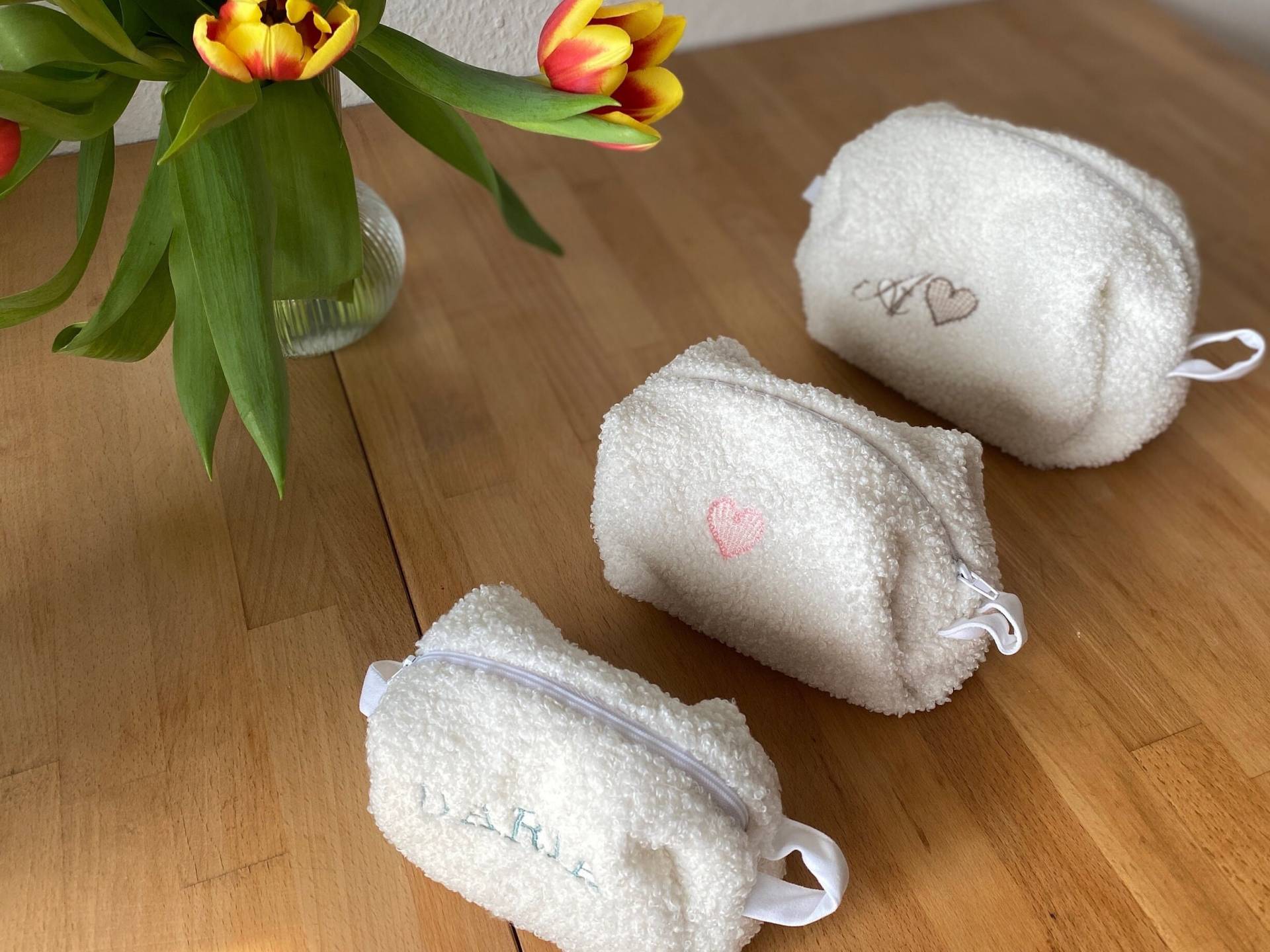 Kosmetiktasche Personalisiert Aus Boucle Teddy Stoff Kosmetiktasche Personalisiert Aus Boucle Teddy Stoff von DARIAMILASTYLE