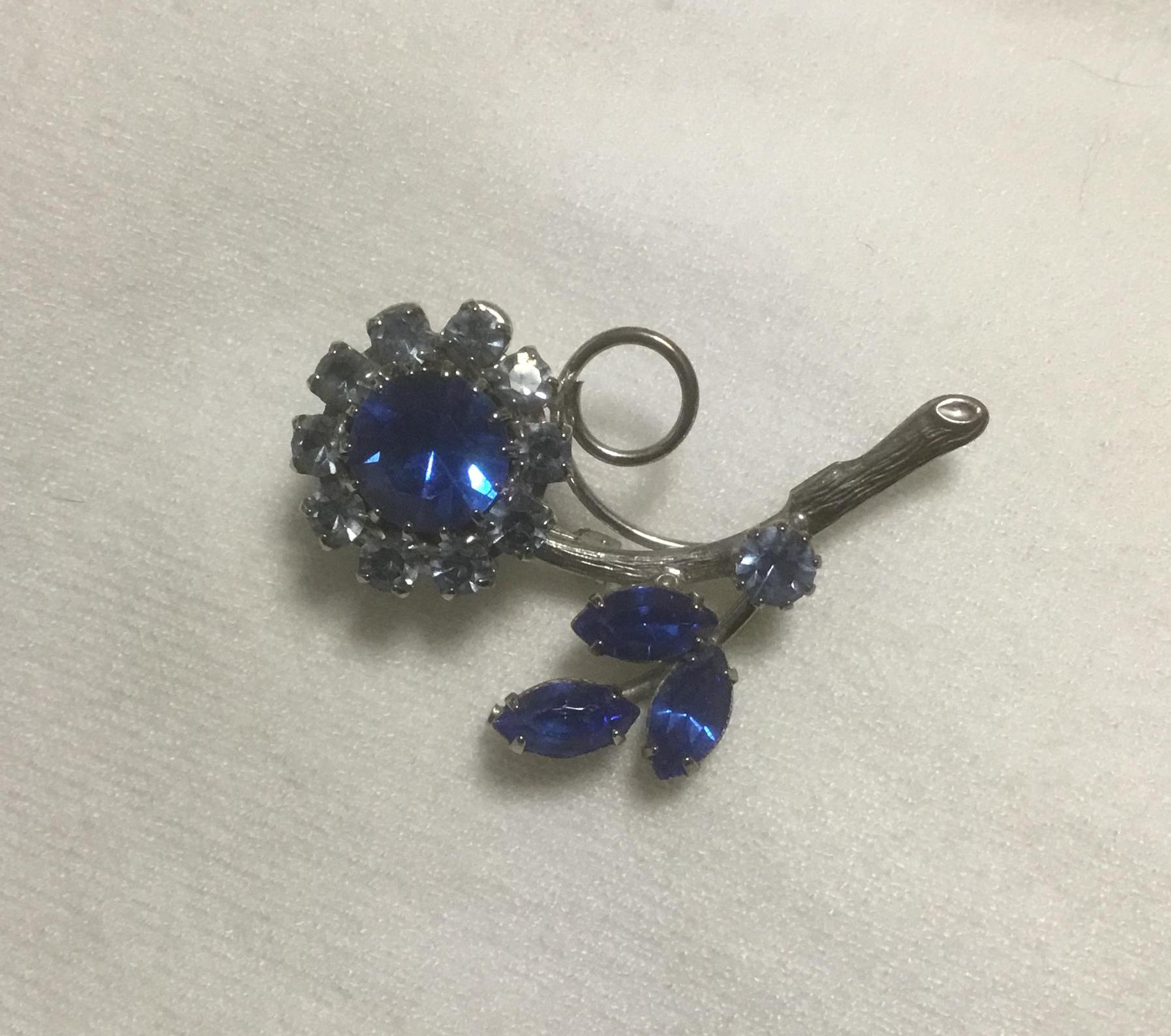 Blaue Und Silberfarbene Strass Brosche von DASAJUHAMA