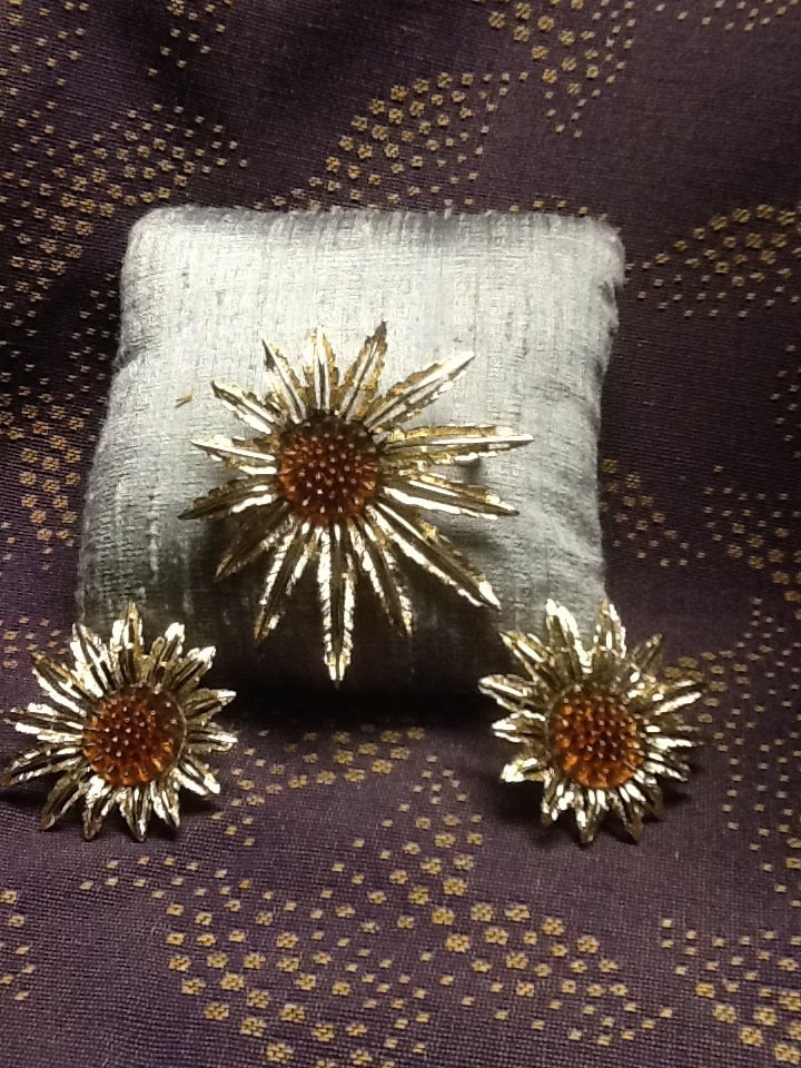 Exquisite Sarah Coventry Sonnenblume Brosche Und Ohrringe von DASAJUHAMA