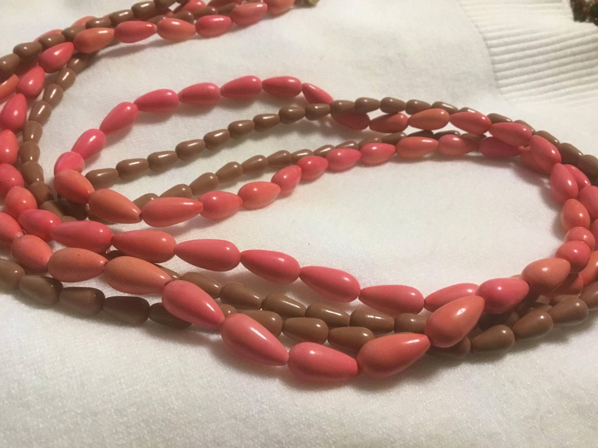 Flapper Koralle Und Braune Perlen von DASAJUHAMA