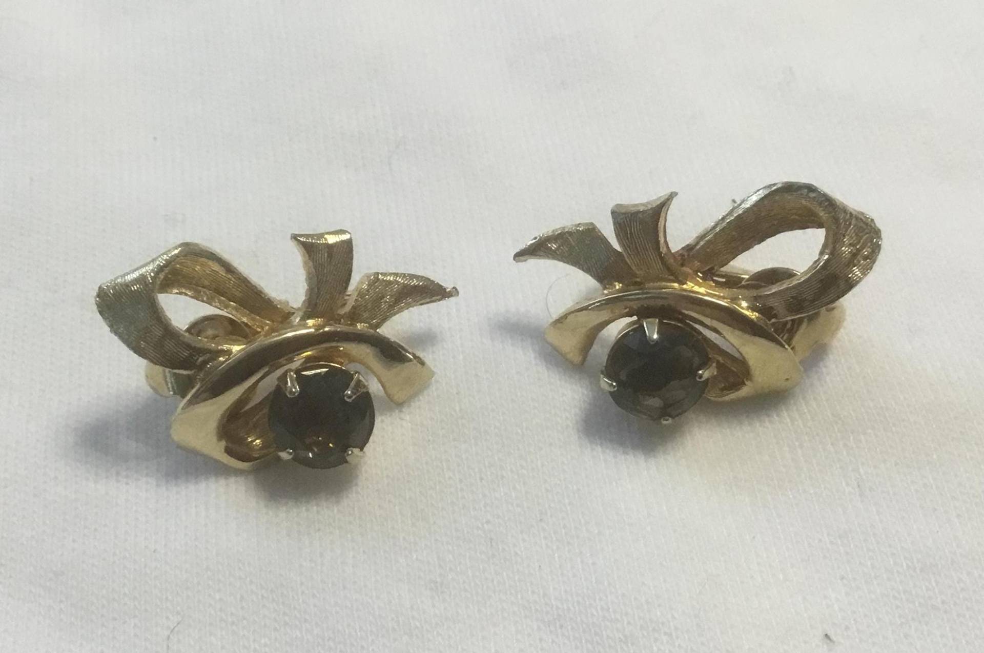 Goldene Bandohrringe Mit Einem Citrin Strass Ohrclips Vintage von DASAJUHAMA