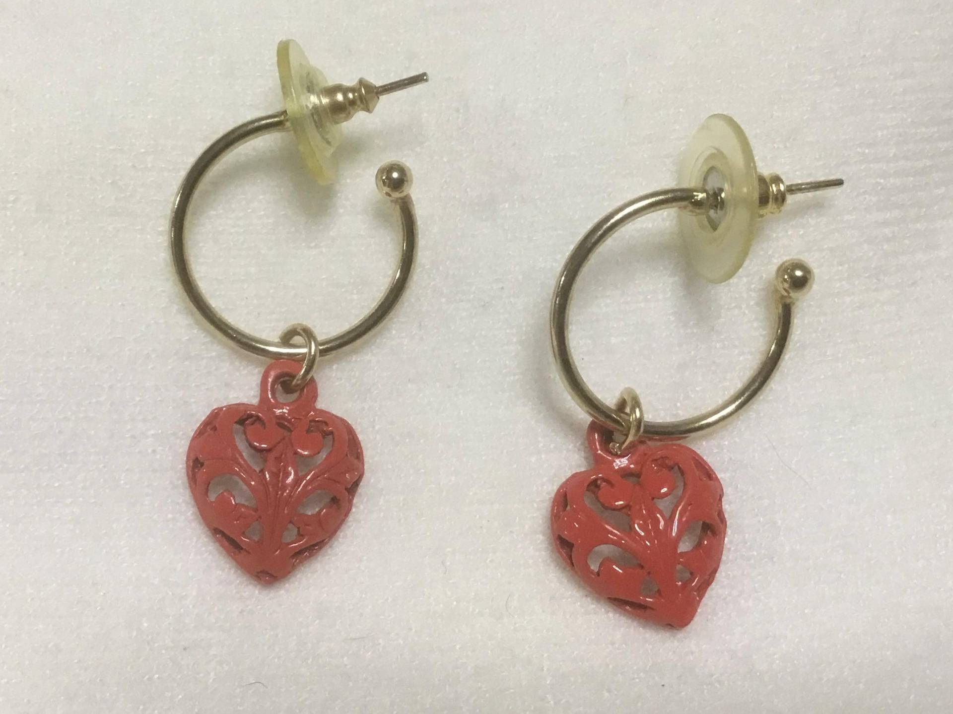 Goldene Hoop Mit Baumelnden Roten Herz Ohrringen. Durchbohrt von DASAJUHAMA