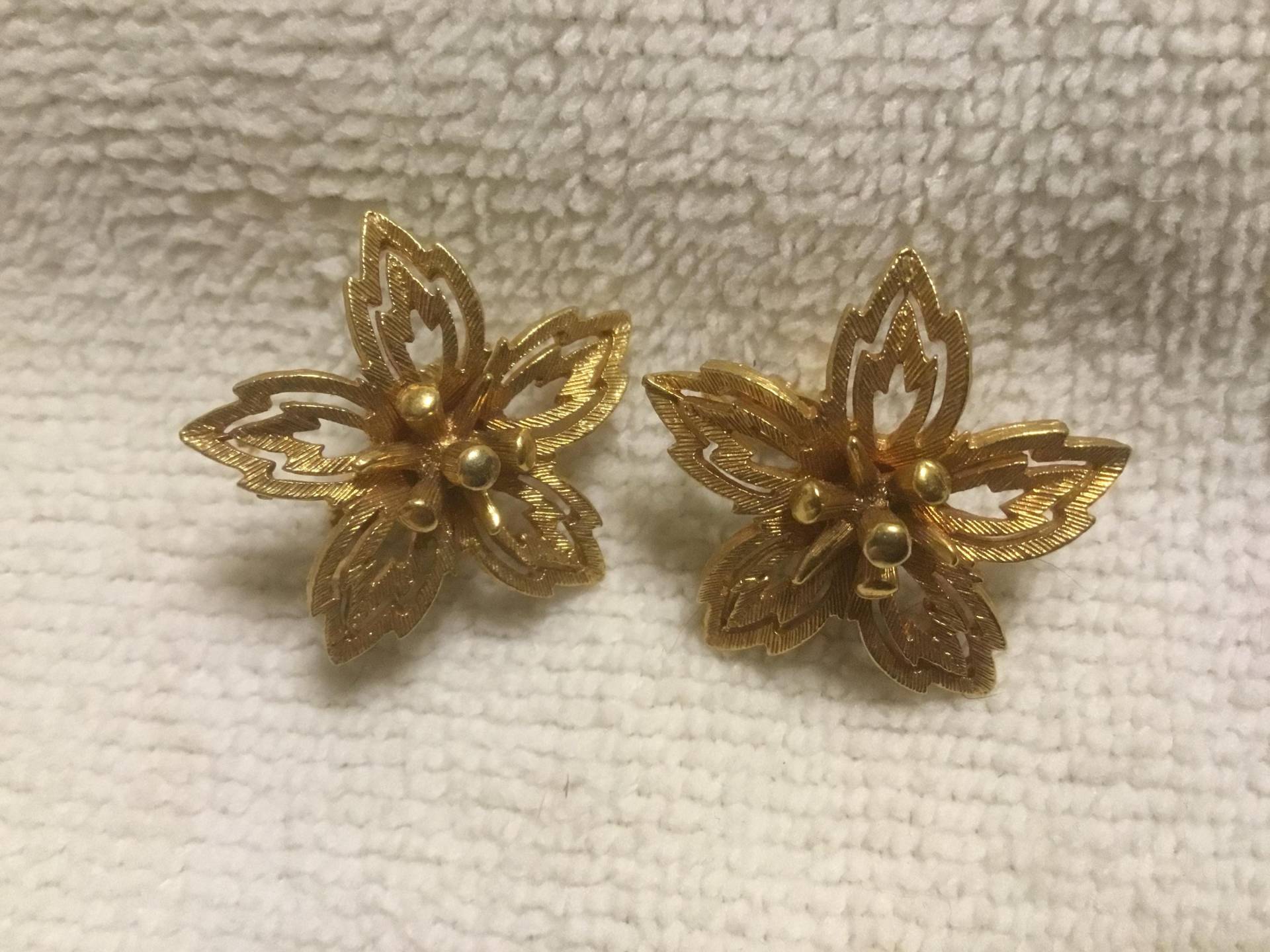 Goldene Ohrringe Mit Blumen Motiv von DASAJUHAMA