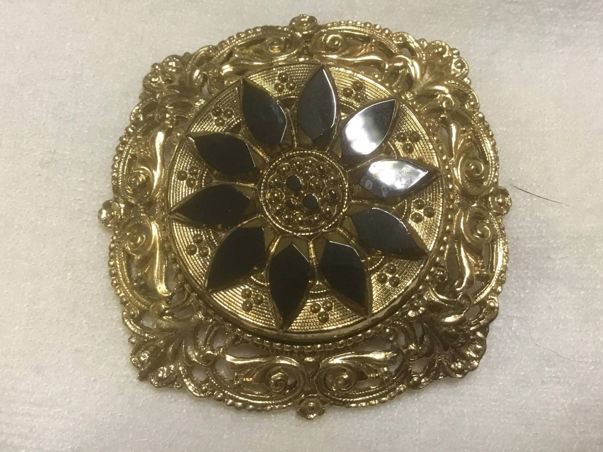 Große Filigrane Goldene Anstecknadel Mit Schwarzen Akzenten von DASAJUHAMA