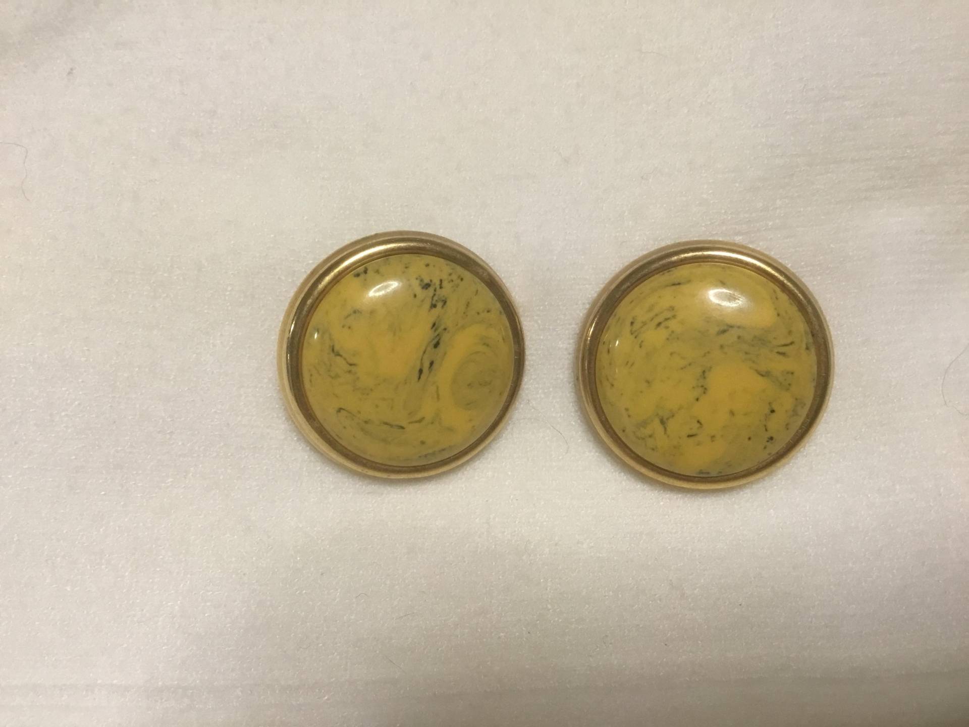 Marmorierte Gelbe Ohrringe Vintage Clip Auf Zelluloid 1920Er 1930Er Jahre von DASAJUHAMA