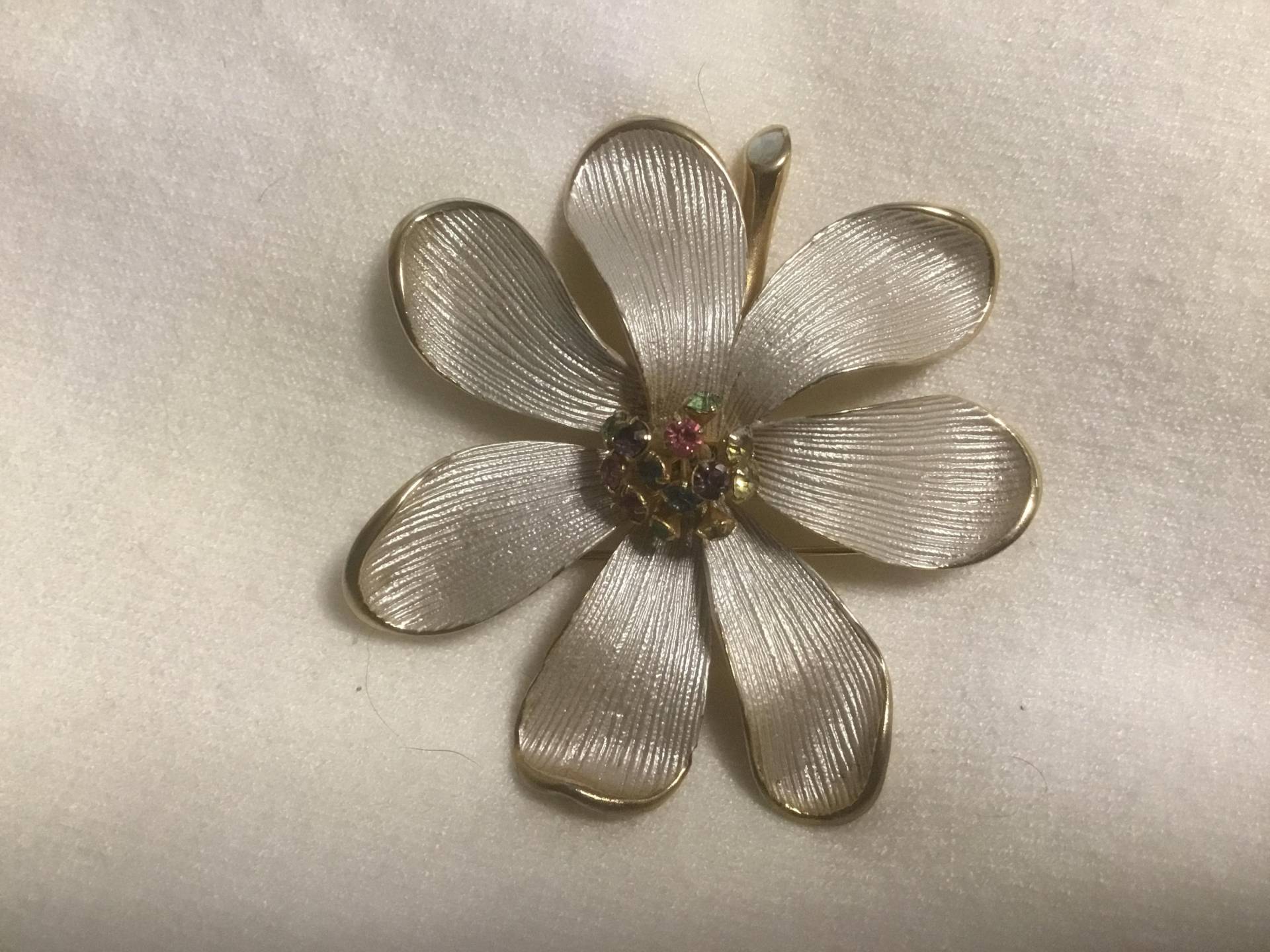 Schöne Matte Graue Blumenbrosche Mit Straßsteinen von DASAJUHAMA