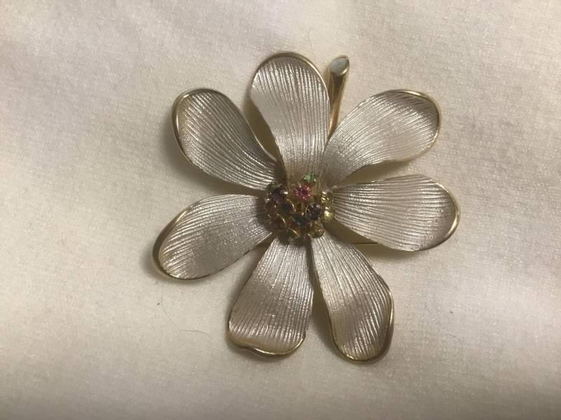 Schöne Matte Graue Blumenbrosche Mit Straßsteinen von DASAJUHAMA