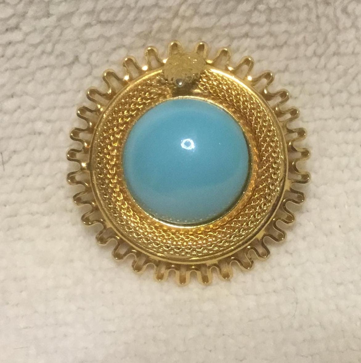 Schöner Blauer Stein Ist Umhüllt Von Goldenem Geflecht Signiert Hergestellt in Österreich. Uraufführung von DASAJUHAMA