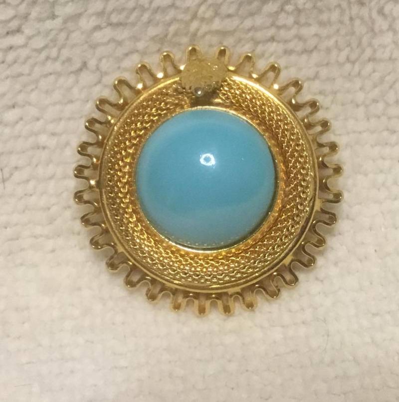 Schöner Blauer Stein Ist Umhüllt Von Goldenem Geflecht Signiert Hergestellt in Österreich. Uraufführung von DASAJUHAMA