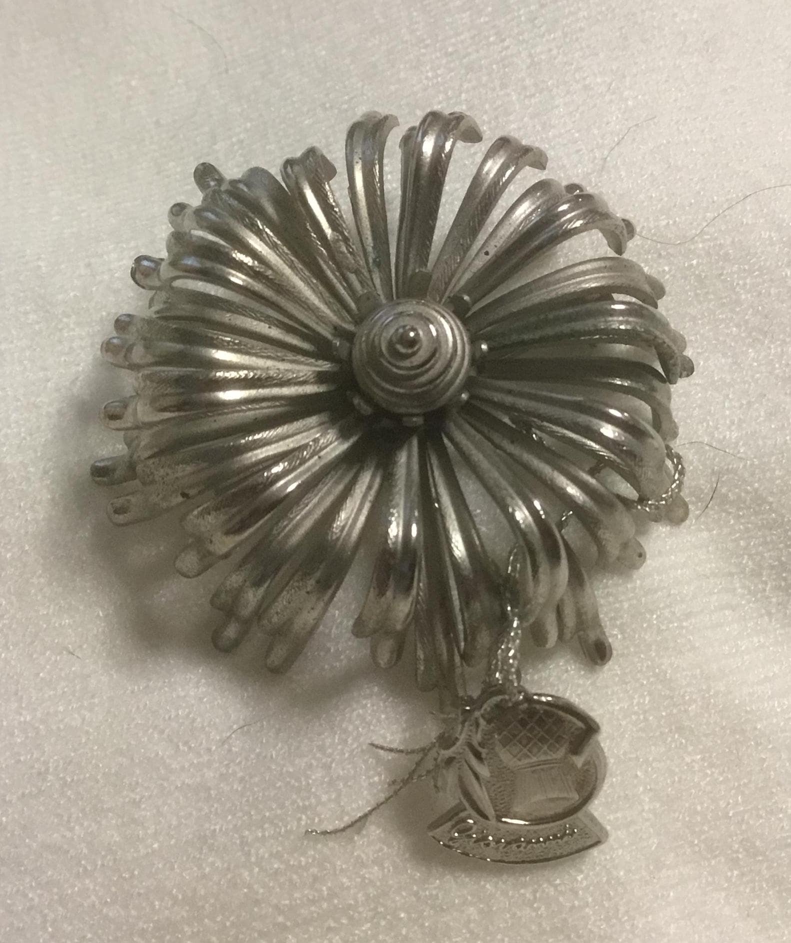 Signierte Giovanni Blumen-Brosche Aus Silberfarbenem Draht Mit Fahne von DASAJUHAMA