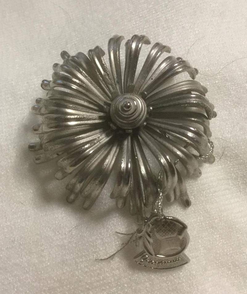 Signierte Giovanni Blumen-Brosche Aus Silberfarbenem Draht Mit Fahne von DASAJUHAMA