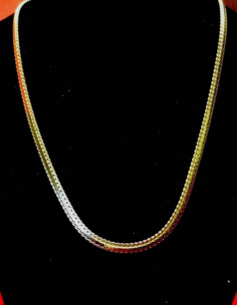 Signierte Goldfarbene Unisex-Halskette von DASAJUHAMA