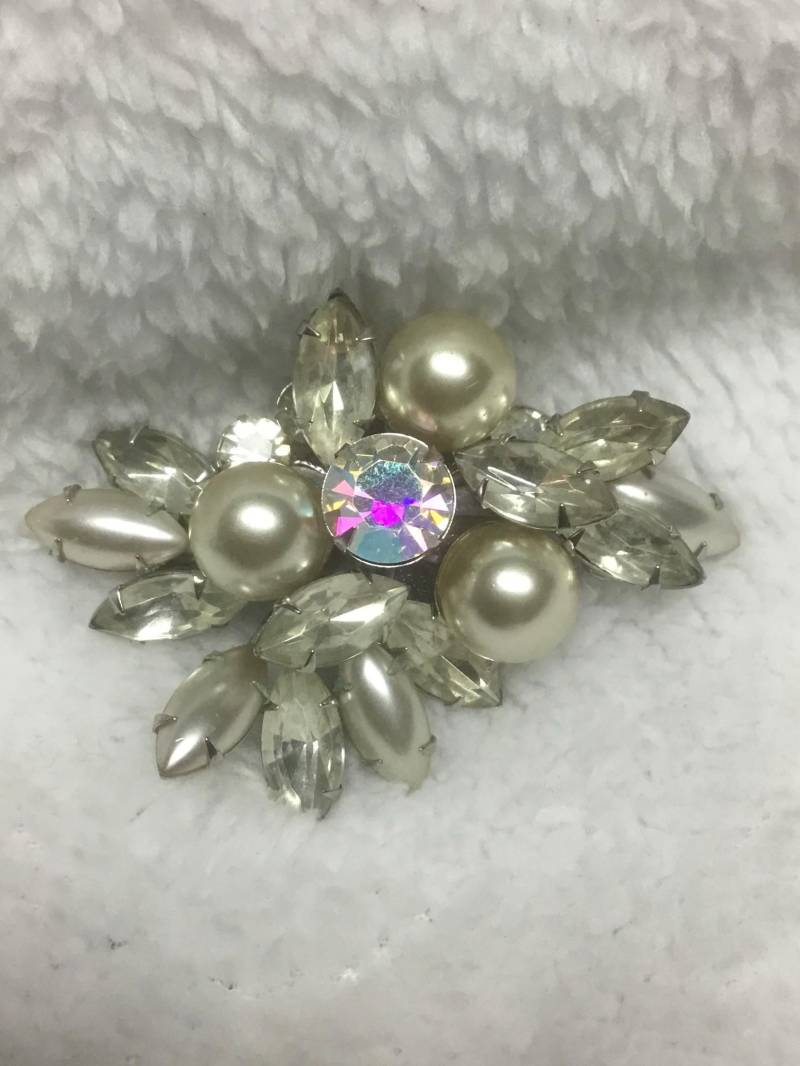 Signierte Judy Lee Perle Strass-Brosche von DASAJUHAMA