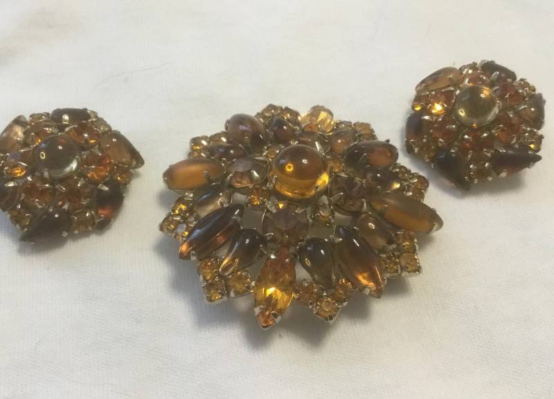 Signierte Karu Arke Inc Citrine Farbene Strass Brosche Und Ohrringe von DASAJUHAMA