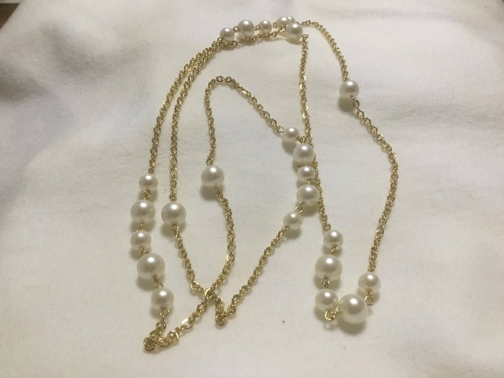 Vier Füße Aus Kunstperlen Und Goldener Gliederkette von DASAJUHAMA