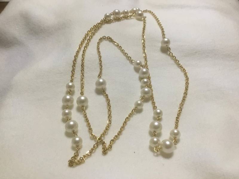 Vier Füße Aus Kunstperlen Und Goldener Gliederkette von DASAJUHAMA