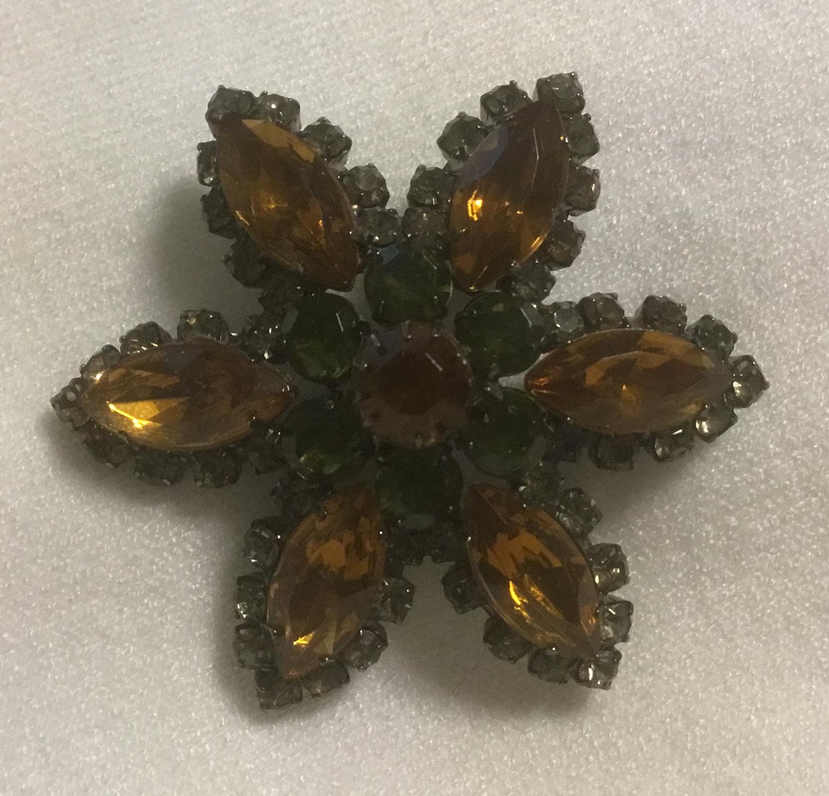 Vintage Citrin Peridot Farbene Strass Blumen Brosche von DASAJUHAMA