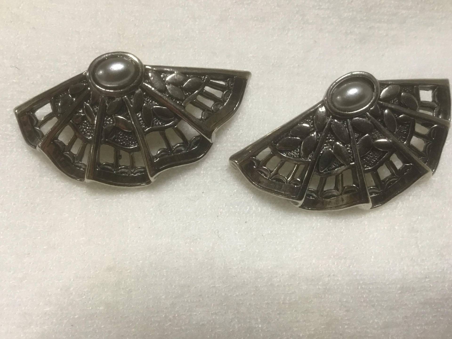 Fächerförmige Silberfarbene Ohrringe Avon Moonlight Lace von DASAJUHAMA