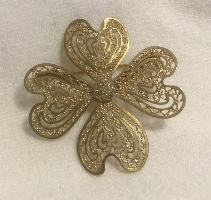 Vintage Goldene Filigrane Hartriegel Brosche von DASAJUHAMA