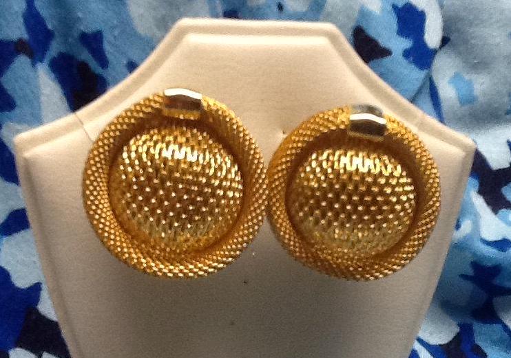 Vintage Goldene Pill Box Ohrclips von DASAJUHAMA