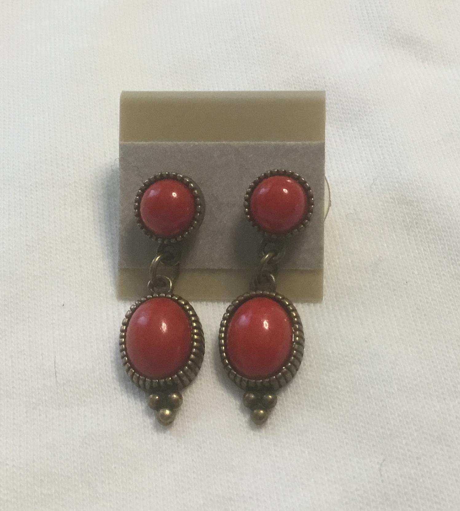 Vintage Ohrringe Aus Messing Und Roten Cabochons von DASAJUHAMA