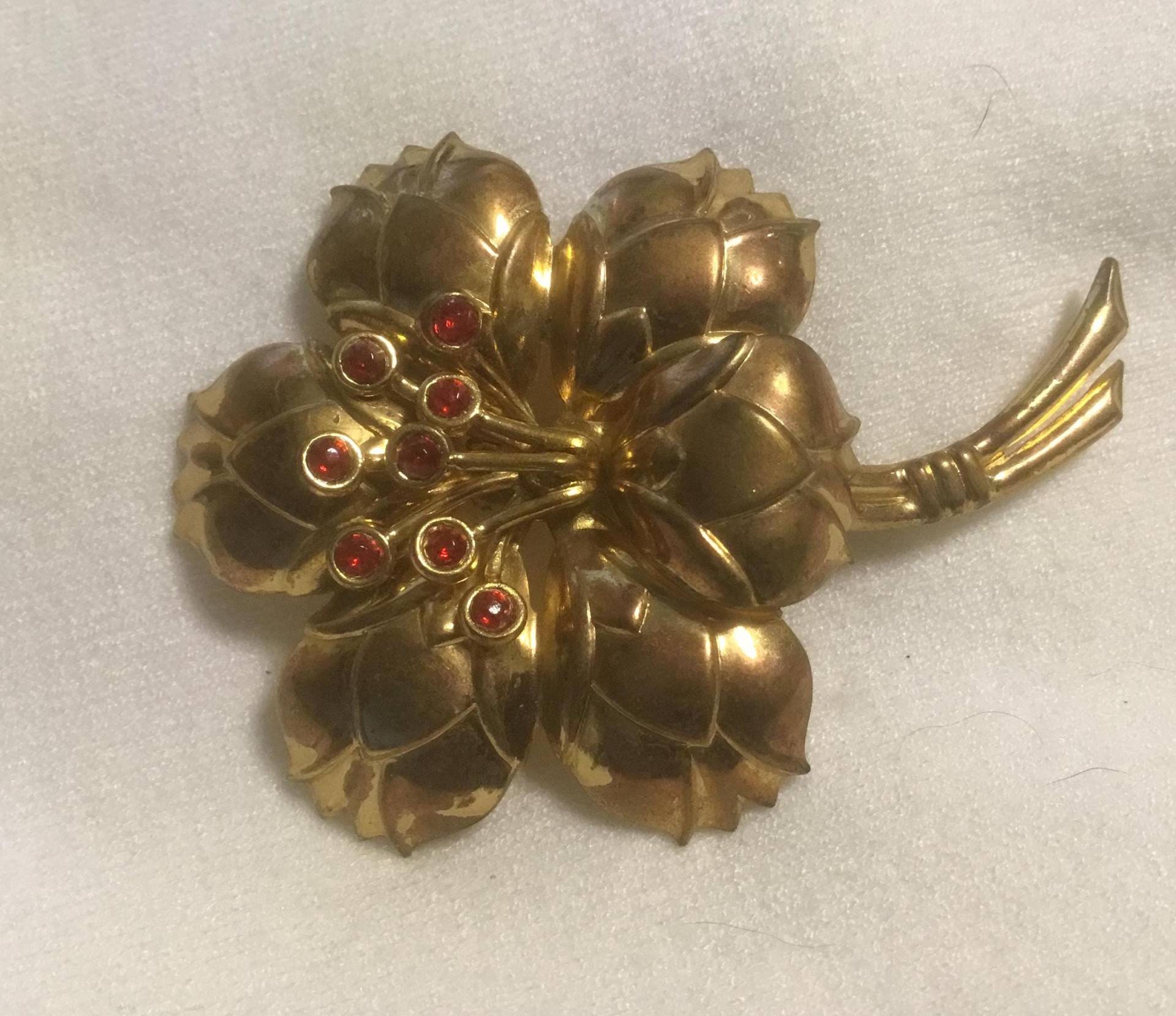 Vintage Rot Goldene Strass Blumen Brosche von DASAJUHAMA