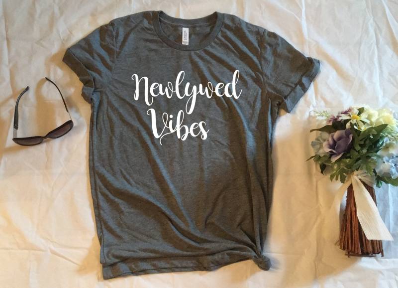 Frisch Vermählte Paar Shirt, Hochzeitsfeier T-Shirt, Flitterwochen-Urlaub-Shirt, Hochzeit, Flitterwochen Hochzeit T Frauen, Frisch Stimmung von DBAJustHerStyle