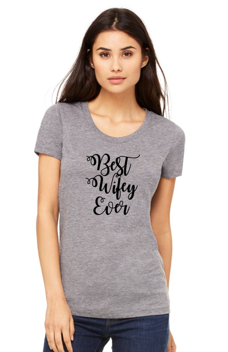 Geschenk Für Frauen-Frau - Beste Wifey Ever T-Shirt-Hochzeitsgeschenk Frauen-Jahrestag T-Shirt-Triblend Unisex-Frau von DBAJustHerStyle