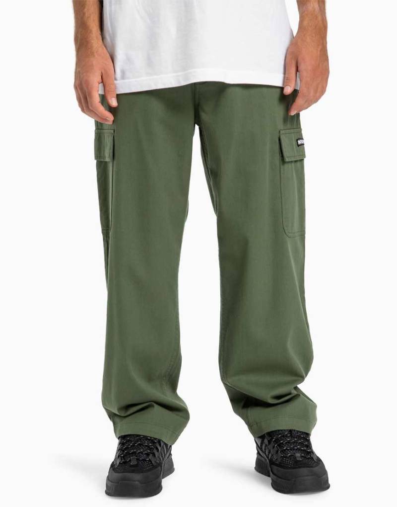 DC Shoes - Worker - Weite Cargo-Chinohose in Bronze-Grün DC Shoes - Worker - Weite Cargo-Chinohose in Bronze-Grün von DC Shoes