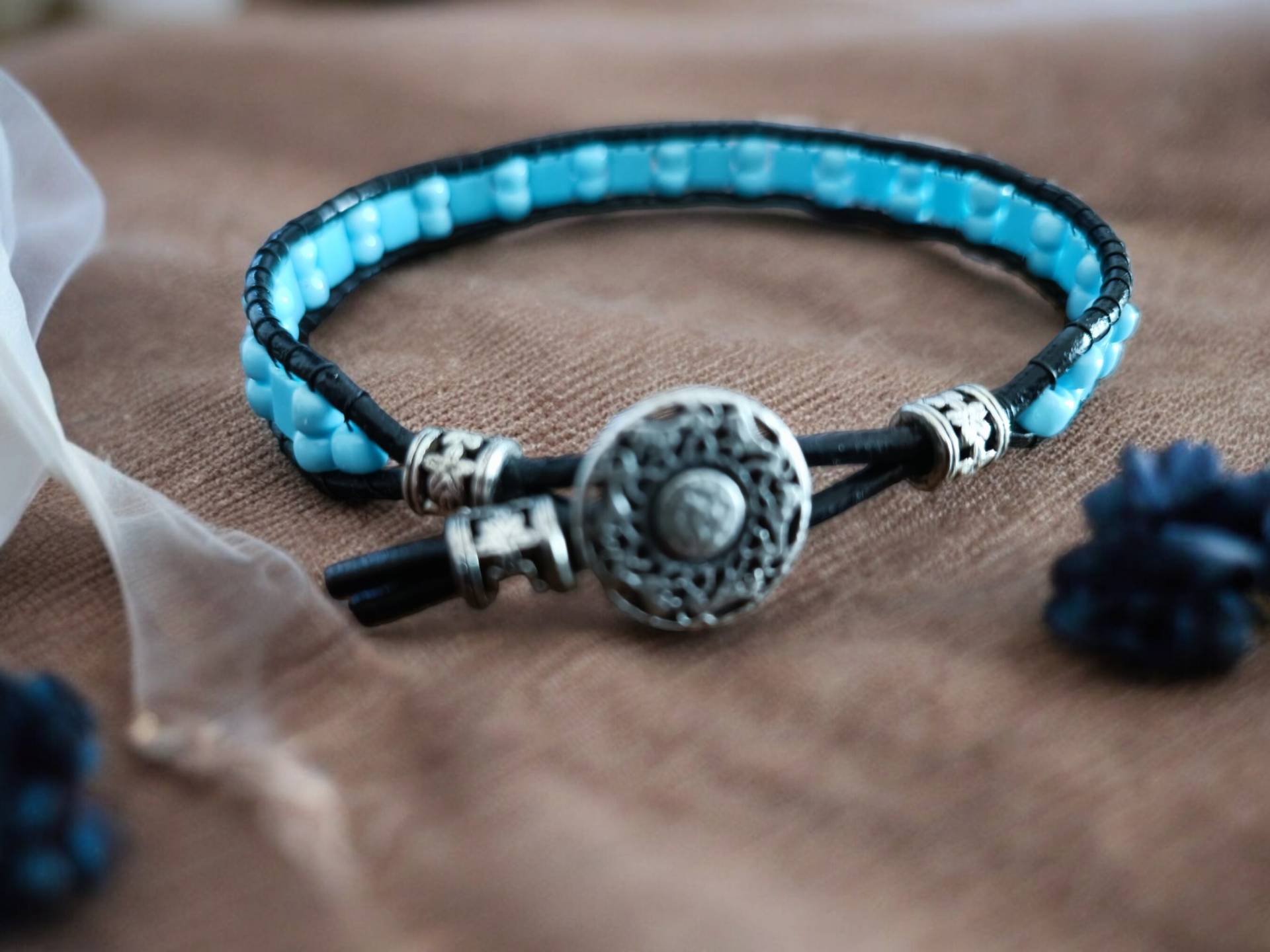 Herrenarmband Im Surfer-stil Aus Türkisfarbenen Perlen Auf Handgefertigtem Leder - Handgefertigtes, Einzigartiges Modell, Perfekt Für Den Sommer von DCOBYArt