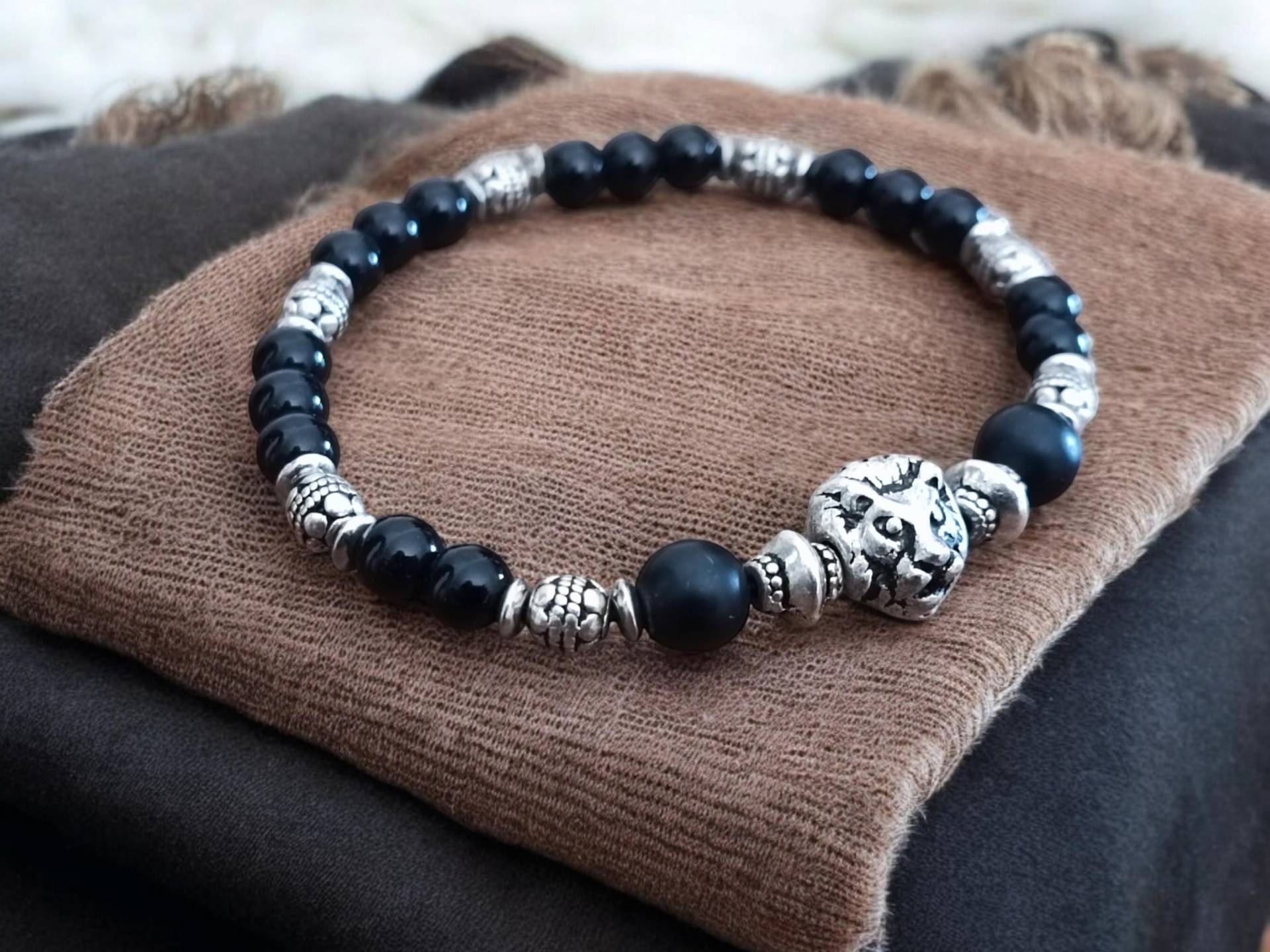 Löwenkopfarmband Für Herren - Stärke Und Eleganz in Schwarzen Silbernen Perlen, Einzigartiger Handgefertigter Schmuck, Kraftvolles Originelles von DCOBYArt