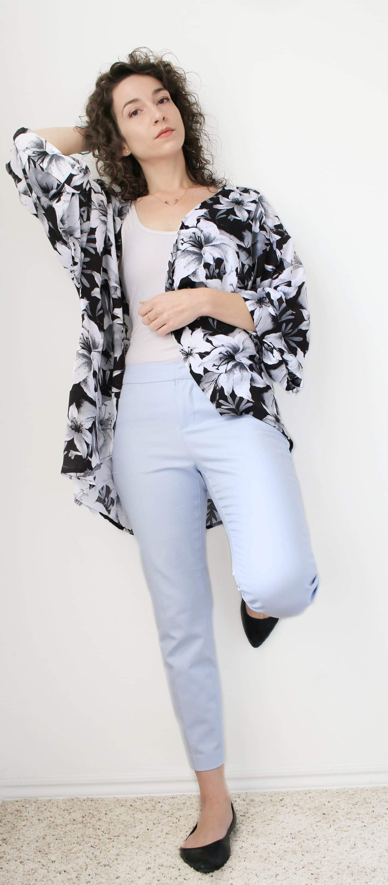 Weiße Blumen Auf Schwarz Silky Print Rayon Kimono Cardigan von DDCraftStudio