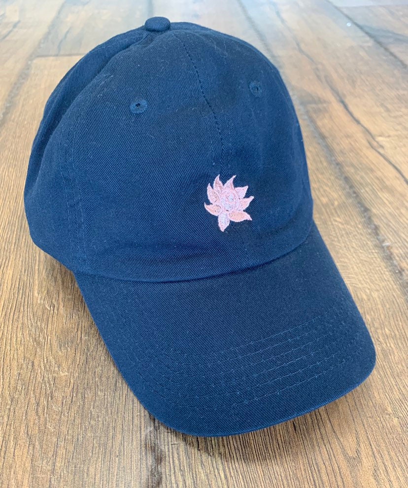 Blumen Gestickte Baseballmütze, Weiche Baumwollmütze, Die Anpassbar Ist Blumen Gestickte Baseballmütze, Weiche Baumwollmütze, Die Anpassbar Ist von DDLogowear