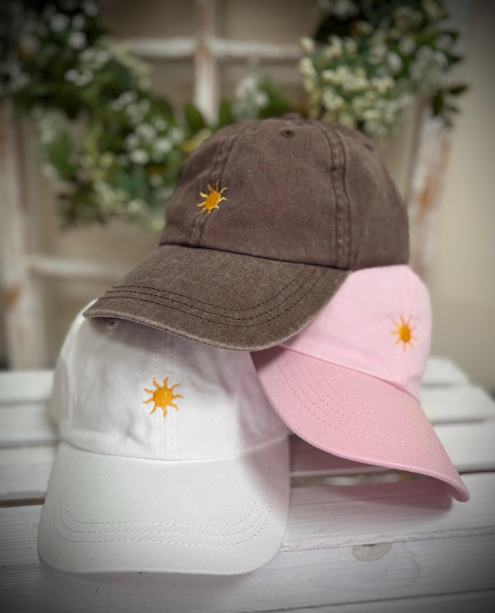 Sun Gestickte Weiche Baseballkappe, Anpassbarer Verstellbarer Hut Aus Baumwolle Sun Gestickte Weiche Baseballkappe, Anpassbarer Verstellbarer Hut Aus Baumwolle von DDLogowear