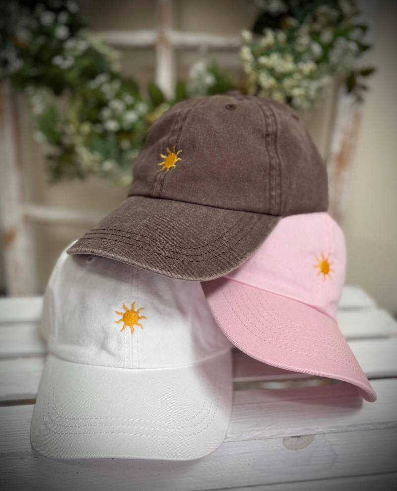 Sun Gestickte Weiche Baseballkappe, Anpassbarer Verstellbarer Hut Aus Baumwolle Sun Gestickte Weiche Baseballkappe, Anpassbarer Verstellbarer Hut Aus Baumwolle von DDLogowear